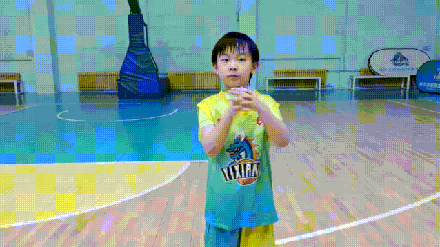 篮球教练如何为不同年龄段的球员制定战术训练方案？_1